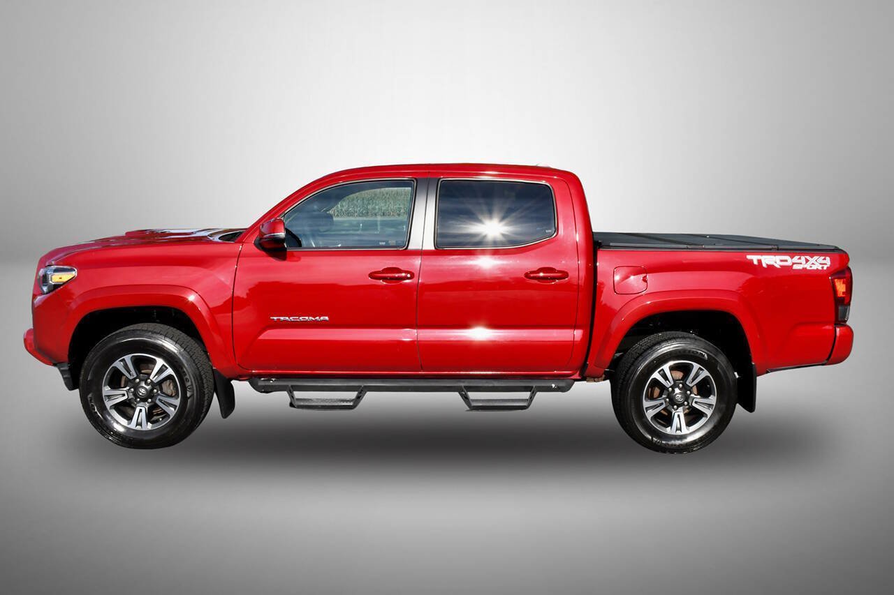 Used 2017 Toyota Tacoma TRD Sport w/ Premium & Technology Package AWD/4WD image 4