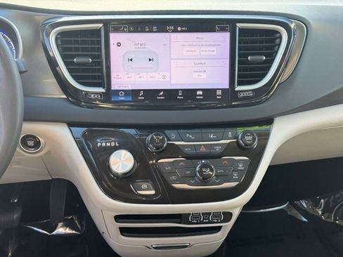 Used 2023 Chrysler Pacifica Touring-L image 14