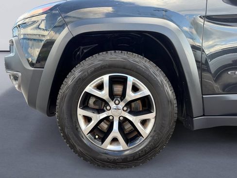 Used 2015 Jeep Cherokee Trailhawk w/ Comfort/Convenience Group AWD/4WD image 9