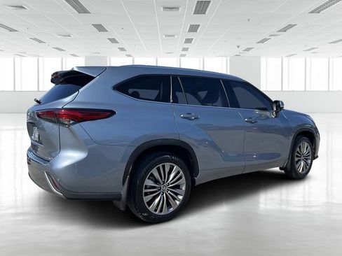 Used 2022 Toyota Highlander Platinum image 4