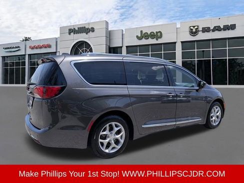 Used 2018 Chrysler Pacifica Touring-L Plus w/ Tire & Wheel Group FWD image 3