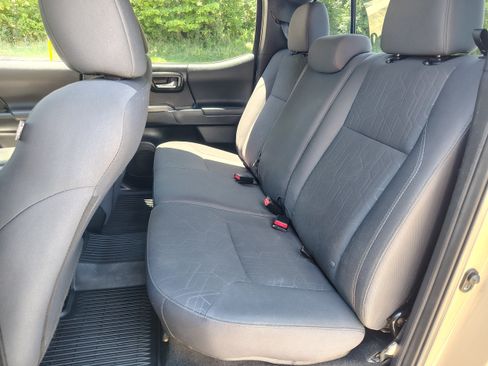 Used 2017 Toyota Tacoma TRD Off-Road w/ Tow Package (A/T) AWD/4WD image 18