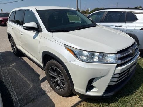 Used 2019 Toyota Highlander LE FWD image 3