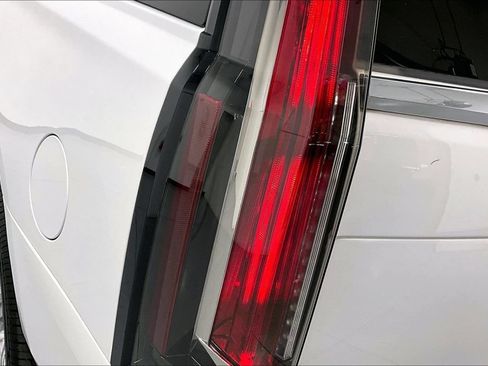 Used 2018 Cadillac Escalade Platinum AWD/4WD image 38