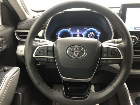 Used 2023 Toyota Highlander Limited image 16
