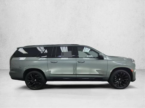 Used 2023 Cadillac Escalade ESV Sport w/ LPO, ONYX Package AWD/4WD image 4