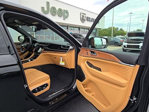 New 2025 Jeep Grand Cherokee Summit image 17