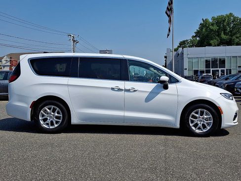 Certified 2023 Chrysler Pacifica Touring-L FWD image 7