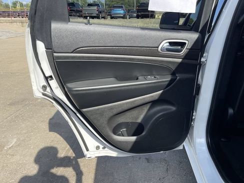 Used 2018 Jeep Grand Cherokee Altitude AWD/4WD image 12