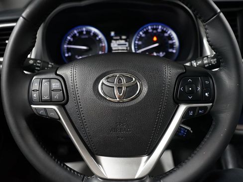 Used 2017 Toyota Highlander Limited FWD image 12