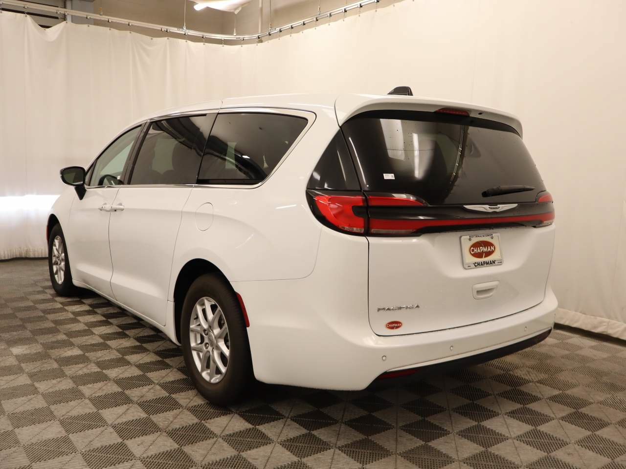 Used 2024 Chrysler Pacifica Touring-L FWD image 3