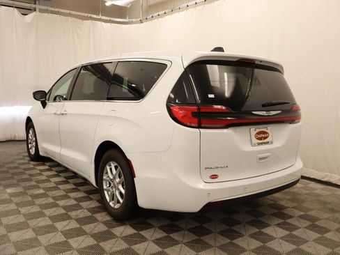 Used 2024 Chrysler Pacifica Touring-L FWD image 3