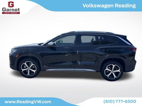 New 2025 Volkswagen Tiguan SE image 2