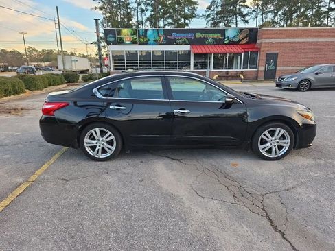 Used 2017 Nissan Altima 3.5 SL w/ 3.5SL Technology Package image 7