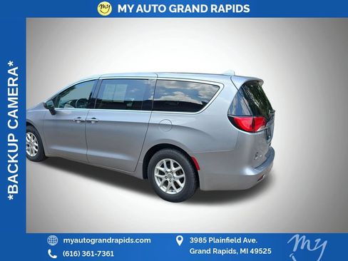 Used 2017 Chrysler Pacifica Touring FWD image 5