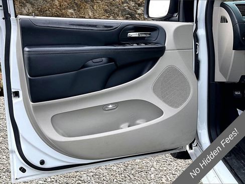 Used 2019 Dodge Grand Caravan SE w/ UConnect Hands-Free Group FWD image 17