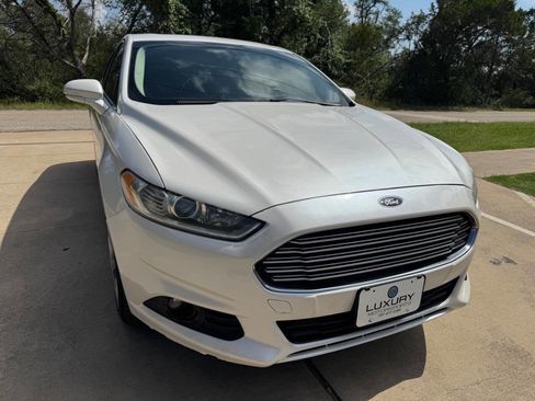 Used 2015 Ford Fusion SE FWD image 2