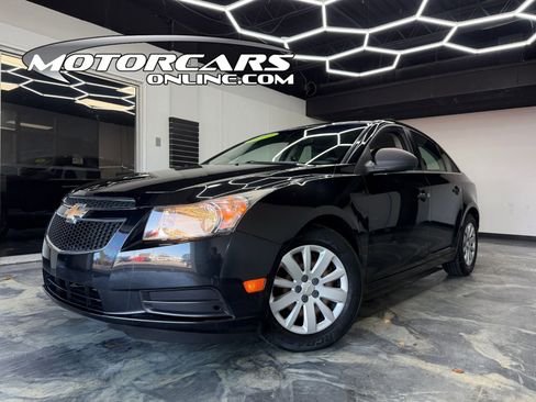 Used 2011 Chevrolet Cruze LS image 1