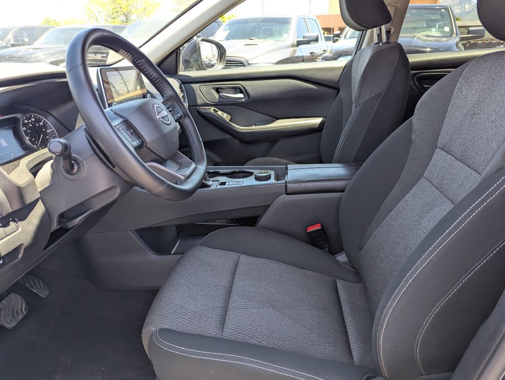 Used 2025 Nissan Rogue SV AWD/4WD image 24
