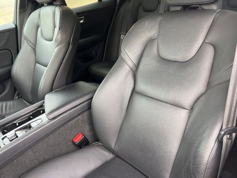 Used 2022 Volvo V60 T5 Cross Country w/ Climate Package image 12