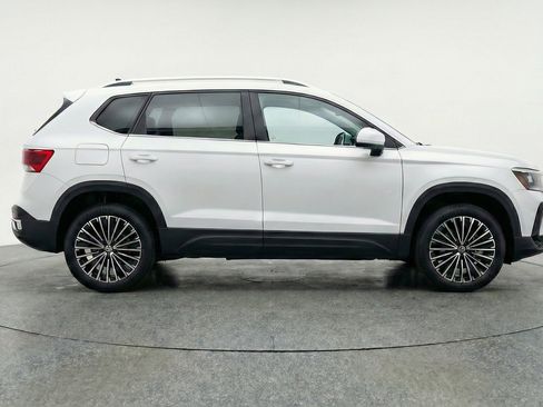 Used 2025 Volkswagen Taos SE FWD image 11