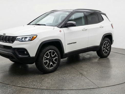 Used 2025 Jeep Compass Trailhawk AWD/4WD image 3