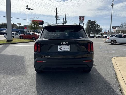 Used 2023 Kia Sorento LX image 7