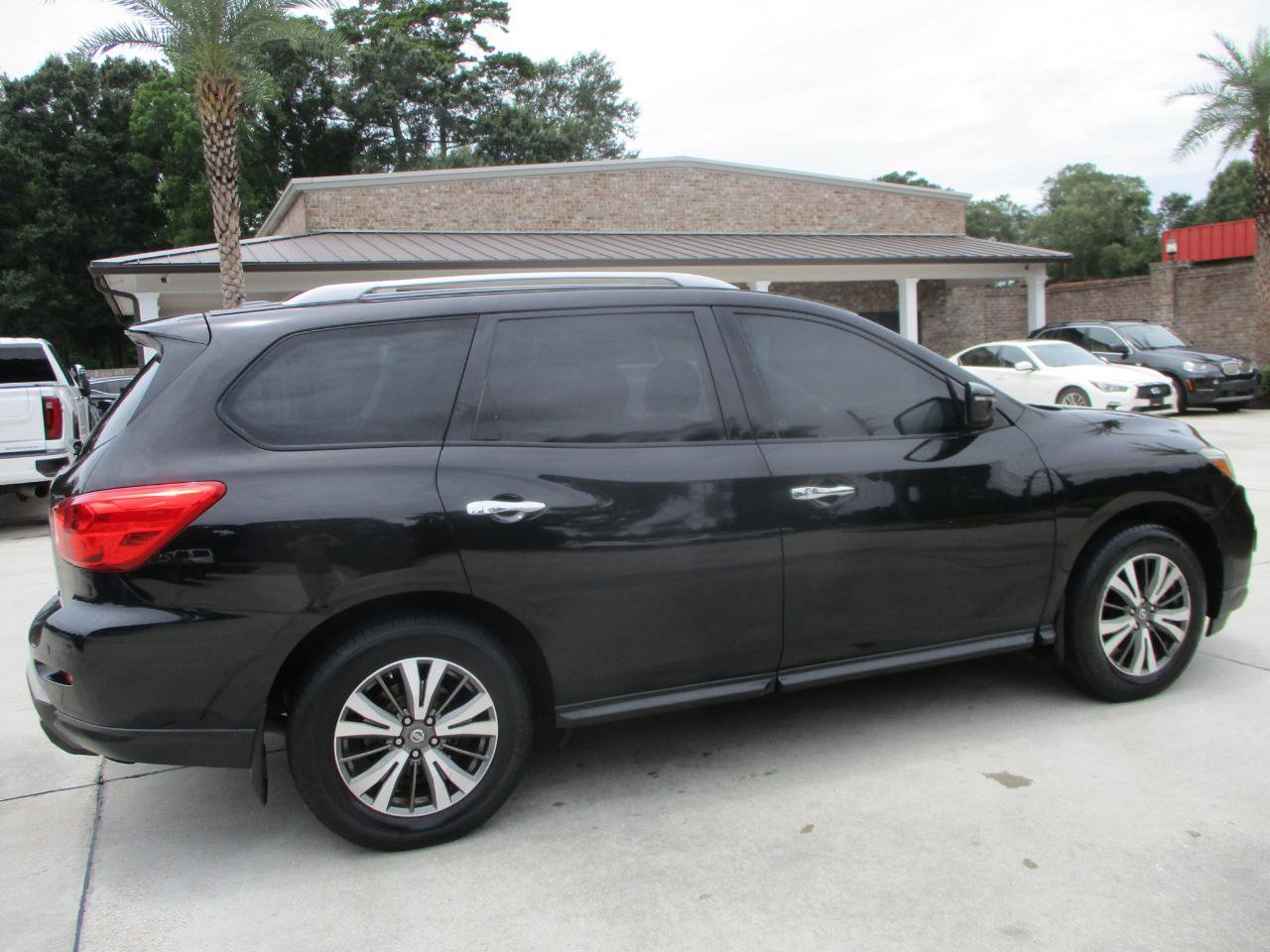 Used 2017 Nissan Pathfinder SV FWD image 7