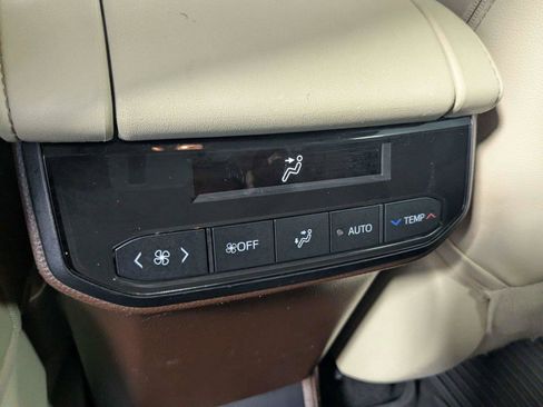 Used 2021 Toyota Highlander XLE FWD image 40