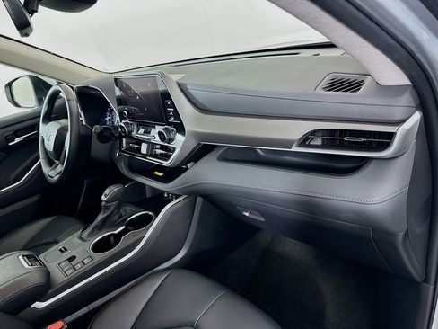 Used 2024 Toyota Highlander XLE image 30