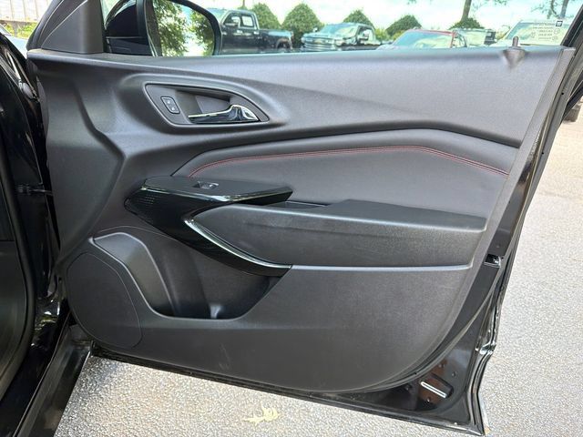 Used 2025 Chevrolet Trax RS w/ Sunroof Package FWD image 14