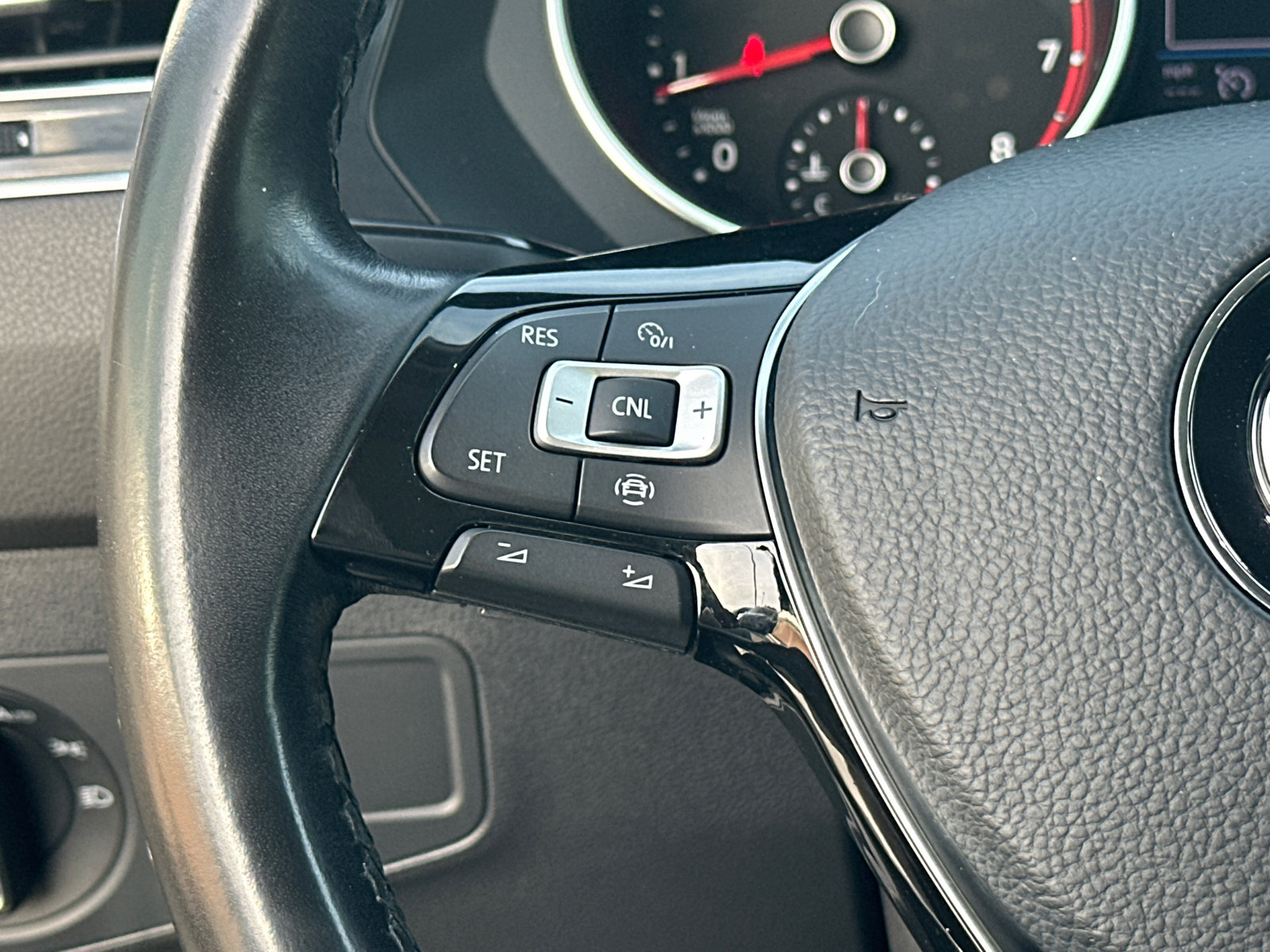 Used 2019 Volkswagen Tiguan SEL FWD image 24