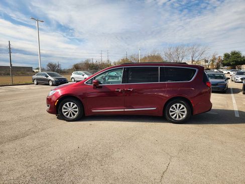 Used 2017 Chrysler Pacifica Touring-L image 4
