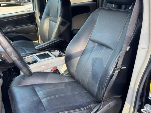 Used 2014 Chrysler Town & Country Touring FWD image 15