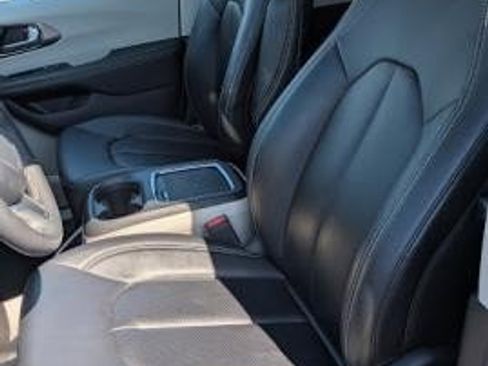 Used 2024 Chrysler Pacifica Touring-L FWD image 7