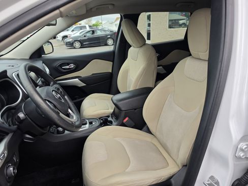 Used 2018 Jeep Cherokee Latitude AWD/4WD image 12