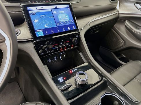 Used 2024 Jeep Grand Cherokee Limited image 26