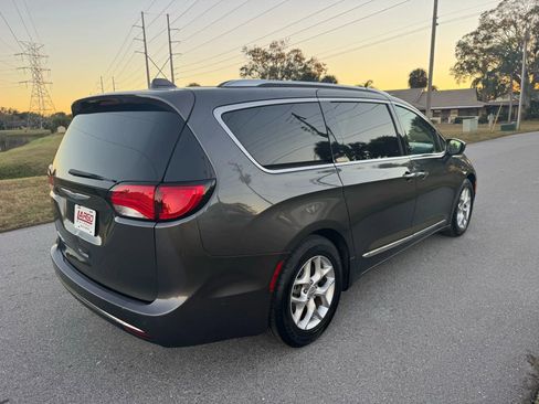 Used 2018 Chrysler Pacifica Touring-L Plus w/ Advanced Safetytec Group image 5