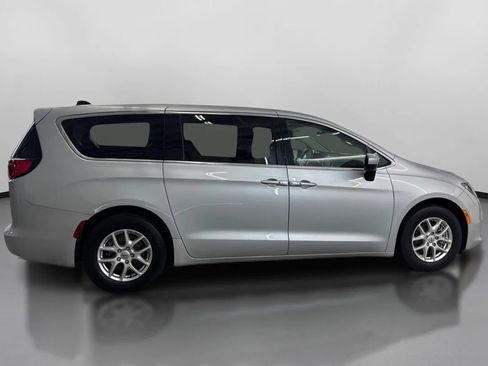 Used 2023 Chrysler Voyager LX FWD image 11