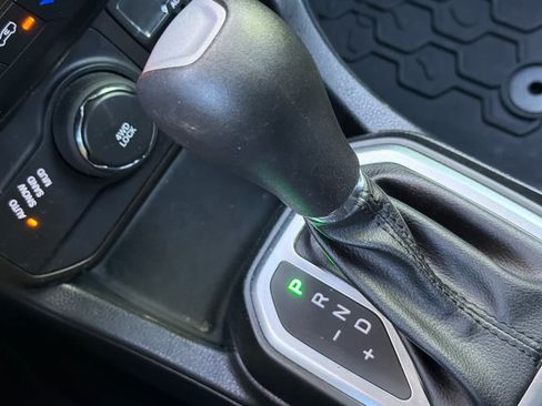 Used 2019 Jeep Renegade Sport w/ Sport Appearance Group AWD/4WD image 23