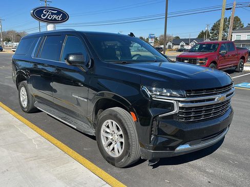 Used 2024 Chevrolet Suburban LT image 3