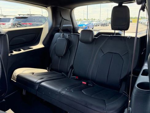 Used 2026 Chrysler Pacifica Select FWD image 17