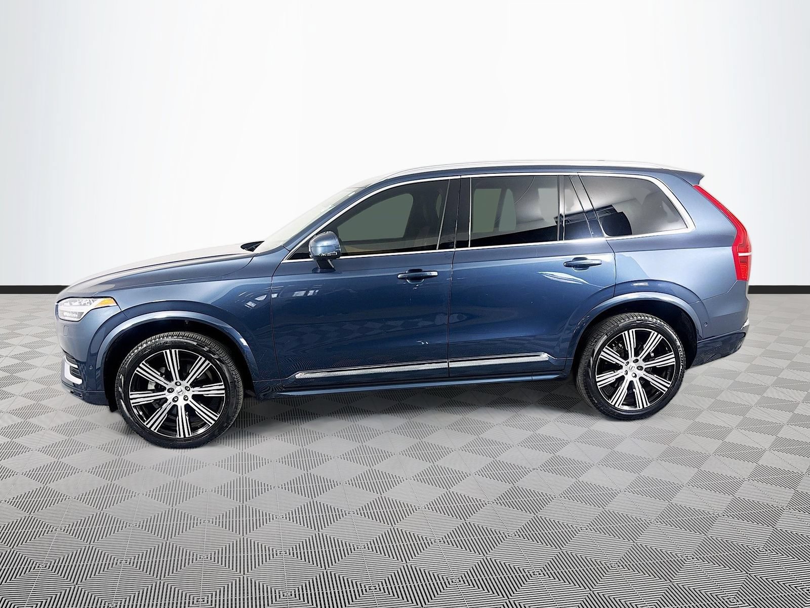 Used 2024 Volvo XC90 B6 Plus w/ Protection Package Premier AWD/4WD image 4