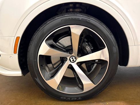 Used 2019 Bentley Bentayga image 95