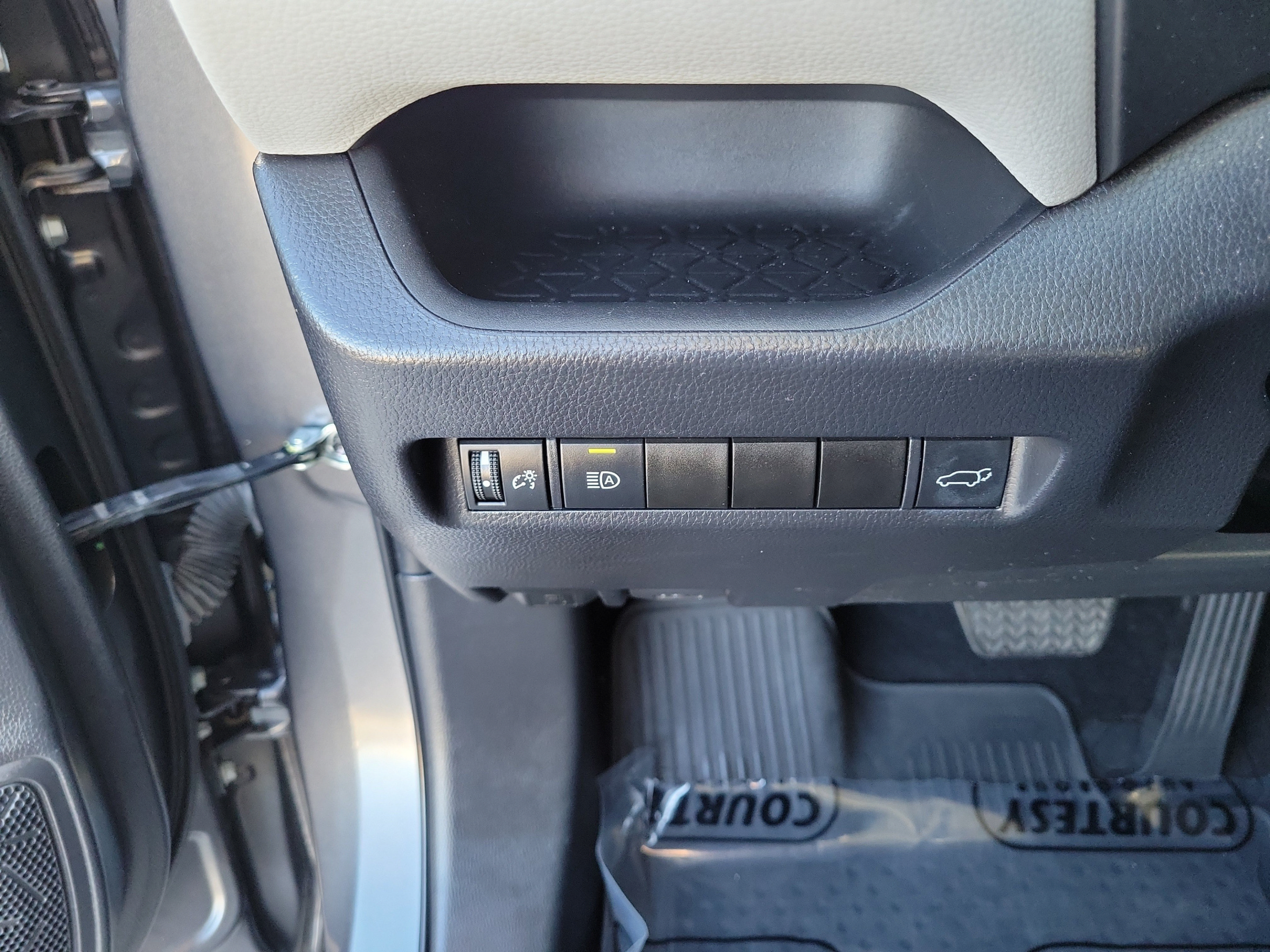 Used 2022 Toyota RAV4 XLE w/ Convenience Package FWD image 26