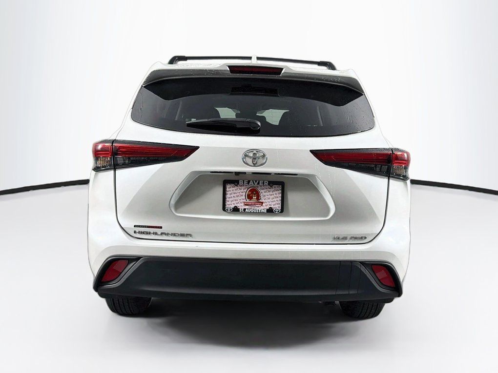 Used 2023 Toyota Highlander XLE AWD/4WD image 8