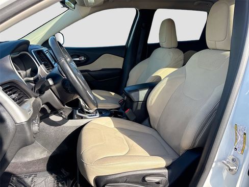 Used 2017 Jeep Cherokee Latitude image 20