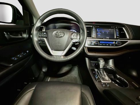 Used 2019 Toyota Highlander XLE image 28