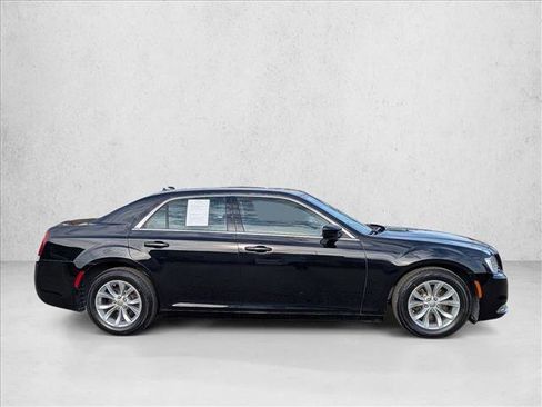 Used 2016 Chrysler 300 Limited image 4