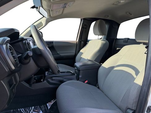 Used 2017 Toyota Tacoma SR image 9